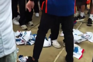 太有活了尼克斯晋级后，球迷用扫把清理地上的76人球衣